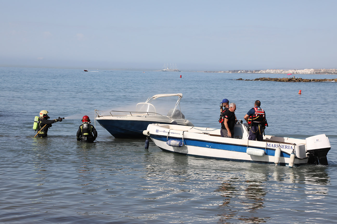 El Ayuntamiento realiza un simulacro de seguridad en el Puerto Deportivo Virgen del Carmen y en la Playa de El Faro con 40 efectivos para mejorar la respuesta ante una emergencia